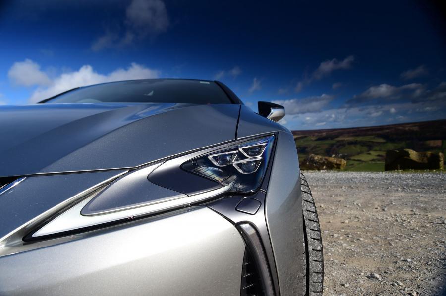 Детали экстерьера Lexus LC500h 2017 года  (UK) (фото 16 из 41)